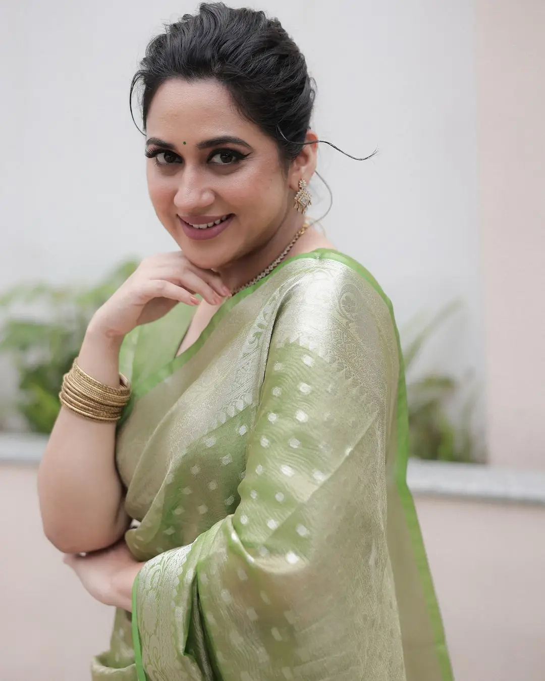 malayalam tv actress miya george in green saree blouse